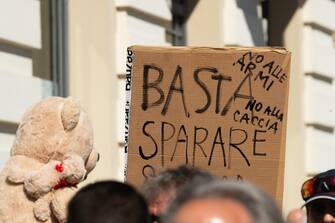 Un corteo con circa 1000 presenti ha sfilato per le vie del borgo di Pescina, per la morte dell'orsa Amarena uccisa a San Benedetto dei Marsi lo scorso 31 agosto, Pescina (L'Aquila), 10 settembre 2023. ANSA/EMANUELE VALERI