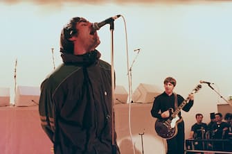 Singer Liam Gallagher (left) and his brother, guitarist Noel Gallagher, performing with British rock band Oasis on Channel 4's live music TV show 'The White Room', 26th January 1996. (Photo by Des Willie/Redferns/Getty Images)