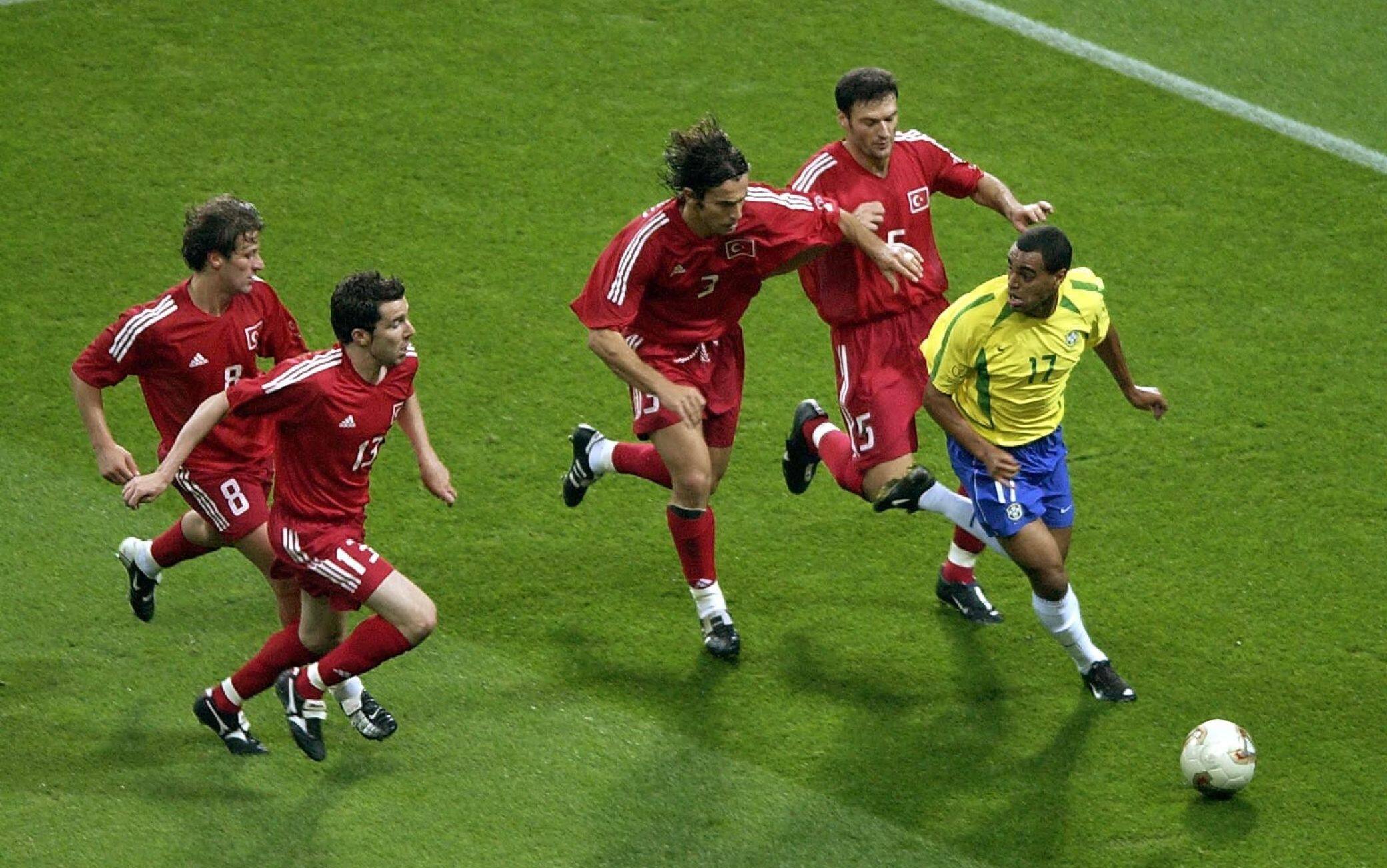 Semifinale del Mondiale 2002 Brasile-Turchia, Denilson scappa verso la bandierina inseguito da quattro avversari Semifinale del Mondiale 2002 Brasile-Turchia, Denilson scappa verso la bandierina inseguito da quattro avversari