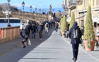 Utilizzatori di monopattini elettrici indossano il casco metre si spostano per le vie del centro, Firenze, 3 dicembre 2021. L obbligo del casco sui monopattini elettrici, valido anche per i maggiorenni, è scattato il 1 dicembre. ANSA/CLAUDIO GIOVANNINI