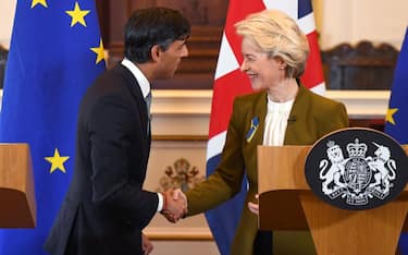 epa10494023 Britain's Prime Minister Rishi Sunak (L) and European Commission President Ursula von der Leyen (R) shake hands at the end of a joint news conference on a post-Brexit deal in Windsor, Britain, 27 February 2023. The UK and European Union reached a deal on Northern Ireland's trading arrangements, ending more than a year of often acrimonious wrangling over the post-Brexit settlement for the region, people familiar with the matter said.  EPA/CHRIS J. RATCLIFFE / POOL