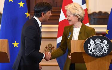 epa10494023 Britain's Prime Minister Rishi Sunak (L) and European Commission President Ursula von der Leyen (R) shake hands at the end of a joint news conference on a post-Brexit deal in Windsor, Britain, 27 February 2023. The UK and European Union reached a deal on Northern Ireland's trading arrangements, ending more than a year of often acrimonious wrangling over the post-Brexit settlement for the region, people familiar with the matter said.  EPA/CHRIS J. RATCLIFFE / POOL