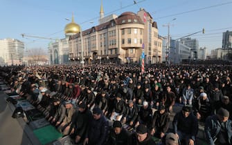 epa11998619 Muslims take part in Eid Al-Fitr prayers outside the Central Sobornaya Mosque in Moscow, Russia, 30 March 2025. Eid al-Fitr marks the end of Ramadan, a holy fasting month, and is one of Islam's two major holidays. Ramadan is the ninth month in the Islamic calendar and it is believed that the Koran's first verse was revealed during its last 10 nights.  EPA/MAXIM SHIPENKOV