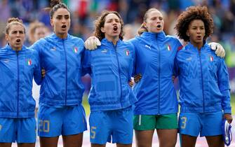 Italy&#x92;s Elena Linari (centre) signs the national anthem with her team mates ahead of the UEFA Women's Euro 2022 Group D match at the Academy Stadium, Manchester. Picture date: Thursday July 14, 2022.