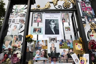 LONDON, ENGLAND - AUGUST 31:  Well-wishers and Royal 'enthusiasts' gather outside the gates of Kensington Palace where tributes continue to be left, on the 20th anniversary of the death of Princess Diana on August 31, 2017 in London, England. Today marks the 20th anniversary of the death of Princess Diana.  (Photo by Dan Kitwood/Getty Images)