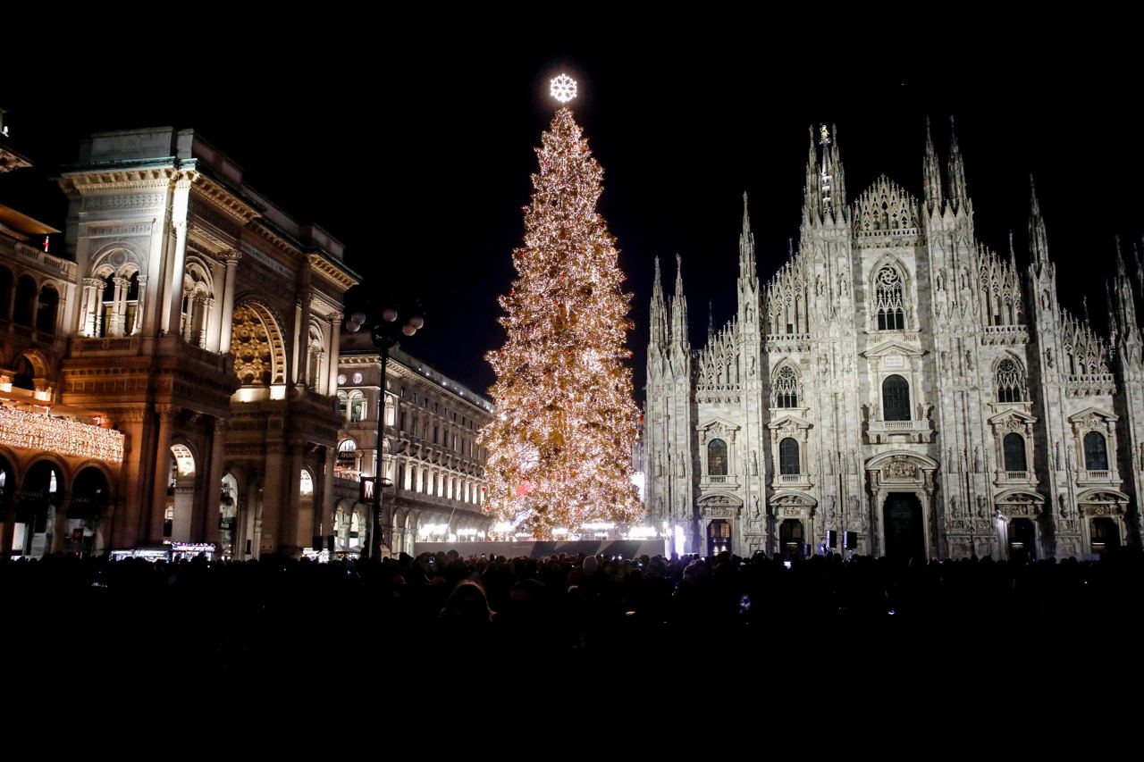 Milano, l'accensione dell'albero di Natale 2023 in Duomo. FOTO Sky TG24