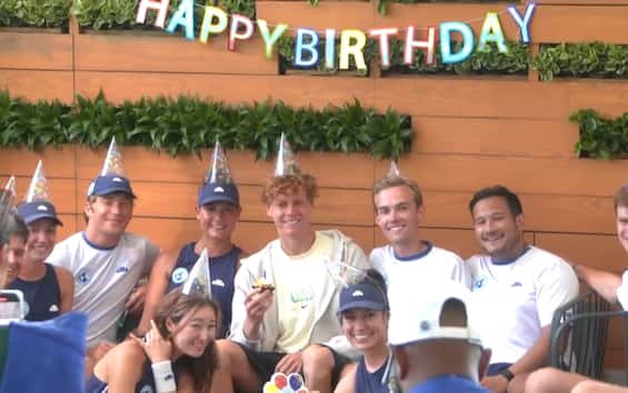 https://static.sky.it/editorialimages/8b2ae9504d423d1134088985f59fa72ca491f660/skysport/it/tennis/video/2025/08/17/sinner-compleanno-festa-cincinnati-1029621/sky_sport_sinner_compleanno.jpg?im=Resize,width=565