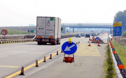 Genova, Tir si ribalta e perde carico di saponi, A10 chiusa per ore