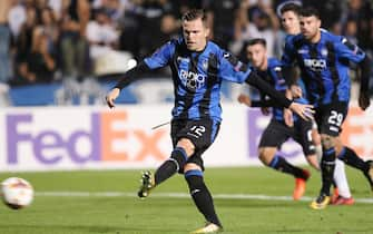 epa06304405 Atalanta's Josip Ilicic scores the opening goal from the penalty spot during the UEFA Europa League group E soccer match between Apollon Limassol and Atalanta at the GSP stadium in Nicosia, Cyprus, 02 November 2017.  EPA/-