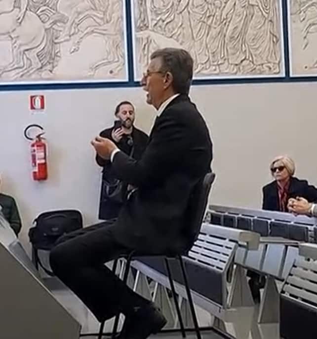Gennaro Cortese mentre discute la settima tesi di laurea