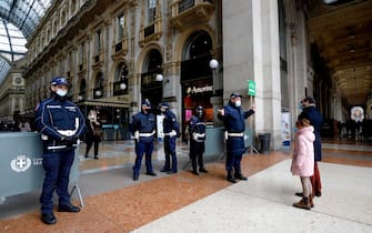 Milanesi in centro ultimo sabato prima di Natale