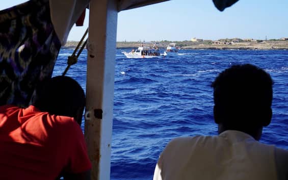 Migranti a Lampedusa, tre morti su un gommone: anche due bambini di due anni