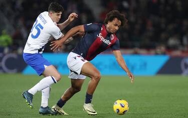 Joshua Zirkzee (Bologna f.c.) competes for the ball with Alessandro Bastoni (Inter) during Serie A Tim match between Bologna and Inter FC - Serie A TIM at Renato Dall'Ara Stadium - 
Bologna, Italy - March 09, 2024 - photo corrispondente bologna
