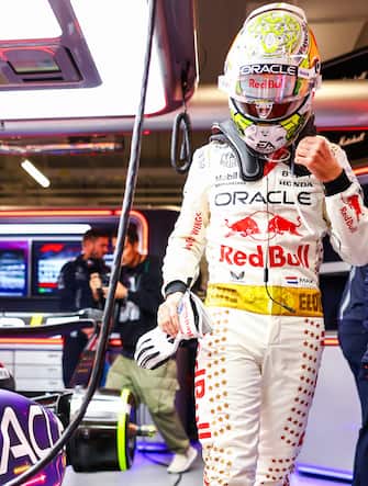 LAS VEGAS, NEVADA - NOVEMBER 18: Max Verstappen of the Netherlands and Oracle Red Bull Racing walks in the garage prior to the F1 Grand Prix of Las Vegas at Las Vegas Strip Circuit on November 18, 2023 in Las Vegas, Nevada. (Photo by Mark Thompson/Getty Images)