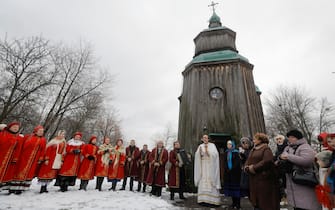 epa11044043 Ukrainians wearing traditional attire sing Christmas carols in front of a historical church in Pyrogovo village, near Kyiv (Kiev), Ukraine, 25 December 2023, amid the Russian invasion. Ukraine celebrates Christmas on 25 December for the first time this year, in accordance with the Western calendar. Ukrainian President Zelensky signed a law in July to move the official Christmas Day holiday to 25 December, departing from the Russian Orthodox Church tradition of celebrating on 07 January. Russian troops entered Ukraine on 24 February 2022 starting a conflict that has provoked destruction and a humanitarian crisis.  EPA/SERGEY DOLZHENKO