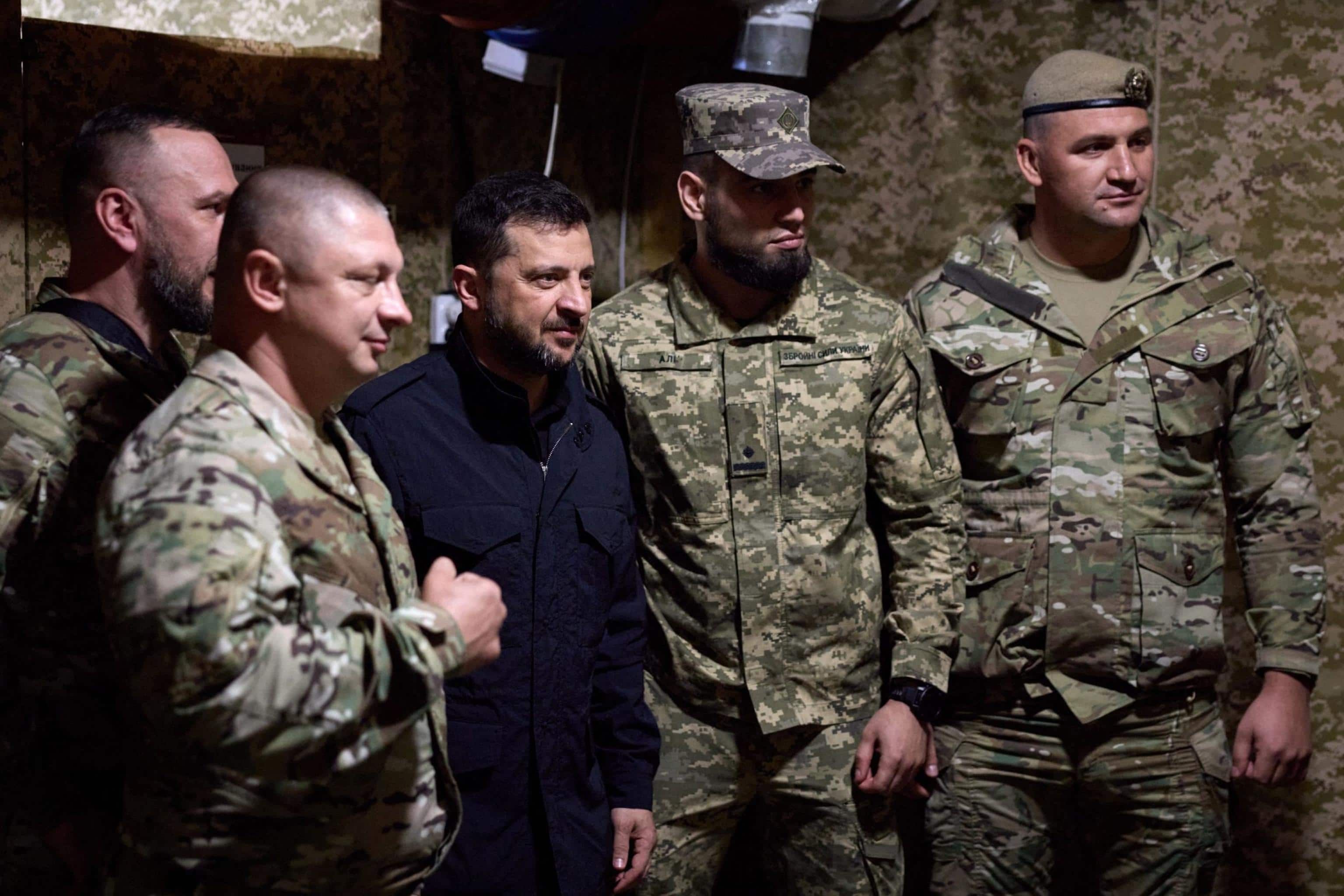 Zelensky visita le truppe sul fronte di Donetsk