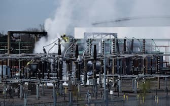 Firefighters douses flames of a fire that broke out at a substation supplying power to Heathrow Airport in Hayes, west London on March 21, 2025. Britain's Heathrow airport, Europe's busiest, was shut down early on March 21 for 24 hours after a major fire at an electricity substation cut power to the sprawling facility west of London, officials said. (Photo by BENJAMIN CREMEL / AFP)