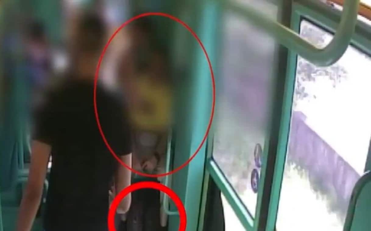 Milano, picchiano ipovedente su tram per rapinarlo: arrestati. VIDEO