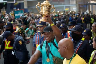 epa10950290 Springbok rugby team player Bongi Mbonambi poses with the William Webb Ellis Cup upon the team's arrival in the country after winning the 2023 Rugby World Cup, in Johannesburg, South Africa, 31 October 2023. The Springboks won back to back Rugby World Cups and are the only team to have won four titles. They will embark on a trophy tour around the country starting 02 November.  EPA/KIM LUDBROOK