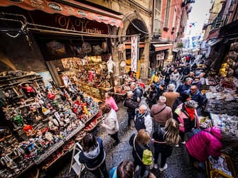 Turisti per le strade di Napoli nel Lunedì dell'Angelo, 10 Aprile 2023. ANSA/CESARE ABBATE