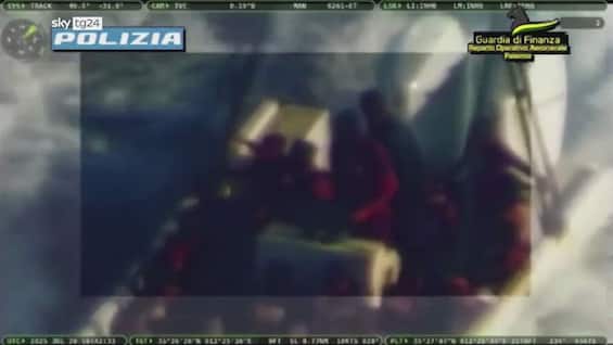 immigrazione clandestina fermato scafista a lampedusa