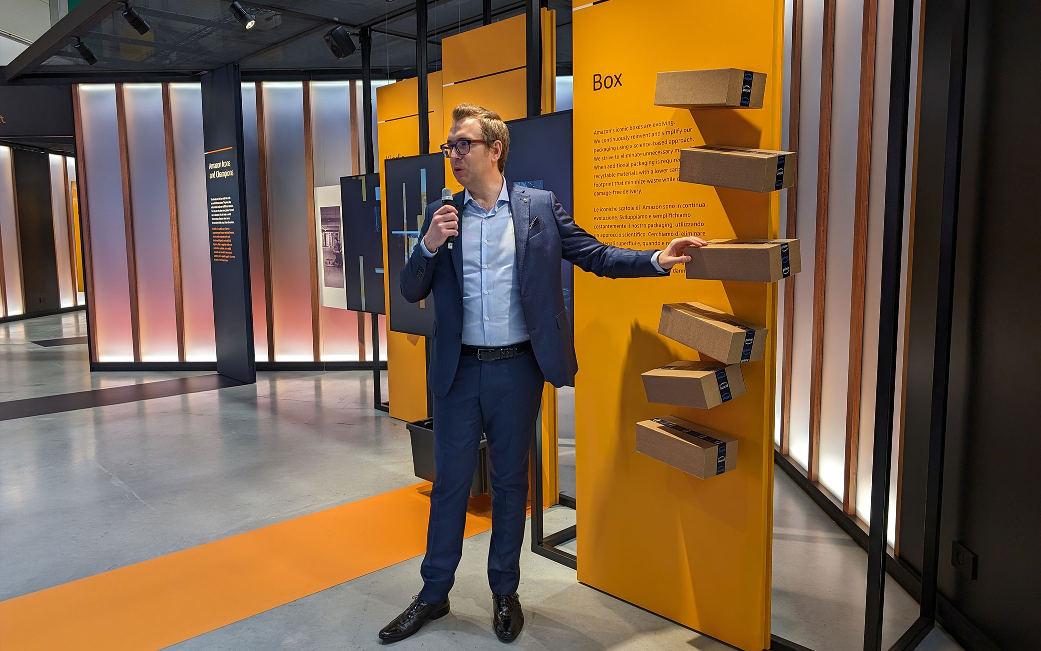 Operations Innovation Lab di Amazon a Vercelli: visita, robot, cosa si ...