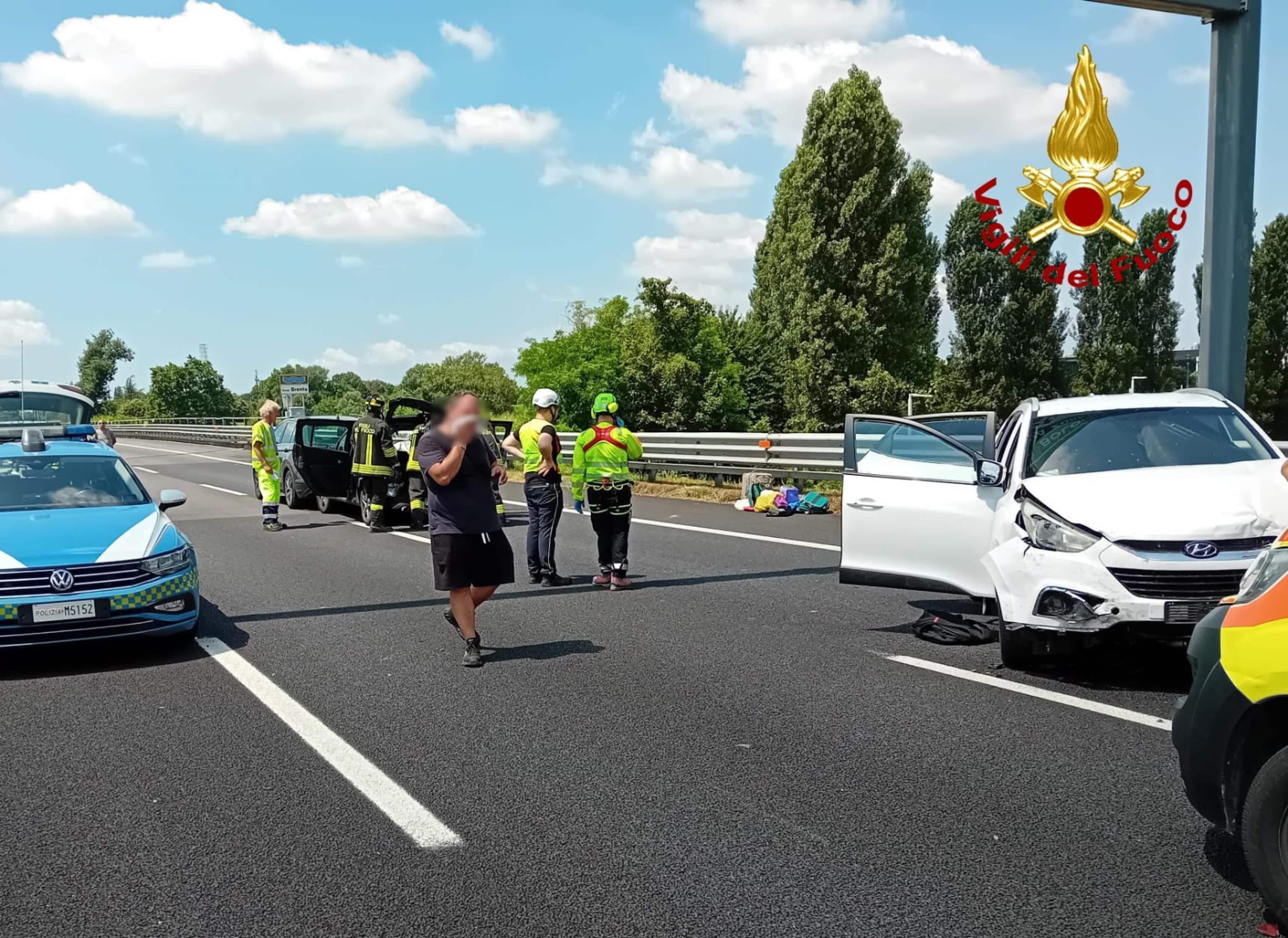 Una persona è morta e altre sono rimaste ferite in un incidente stradale sull'autostrada A4, nel tratto del comune di Vigonza (Padova), nel quale sono rimaste coinvolte un mezzo pesante e varie automobili. L'autostrada è stata bloccata al traffico e sono state chiuse le entrate di accesso per chi è diretto a Padova, Bologna e Milano. L'incidente è avvenuto in direzione Milano. all'altezza dello svincolo per la A13 Bologna. Sul posto sono intervenute pattuglie della Polizia stradale di Mestre, i Vigili del fuoco, il Suem 118, e anche un elisoccorso e gli ausiliari della viabilità di Concessioni Autostradali Venete coordinati dal Centro operativo di Mestre, che ha disposto l'interruzione del traffico su entrambe le carreggiate per favorire i soccorsi ai feriti. Di conseguenza, il traffico risulta bloccato e le code raggiungono diversi chilometri sia in direzione Milano che Trieste. 
ANSA/   ANSA PROVIDES ACCESS TO THIS HANDOUT PHOTO TO BE USED SOLELY TO ILLUSTRATE NEWS REPORTING OR COMMENTARY ON THE FACTS OR EVENTS DEPICTED IN THIS IMAGE; NO ARCHIVING; NO LICENSING NPK