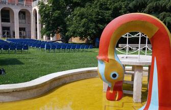 Fase 3 , ultimi preparativi per il cinema e teatro all' aperto nel giardino della Triennale di Milano