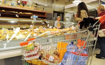 Una donna fa la spesa in un supermercato, Lucca, 30 aprile 2012.
ANSA/FRANCO SILVI