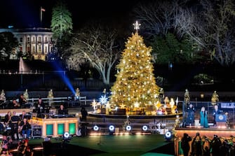 Joe Biden e la First Lady Jill hanno acceso a Washington le luci dell’albero di Natale davanti alla Casa Bianca. Il presidente ha invitato la folla presente a fare assieme il conto alla rovescia prima di illuminare l’abete decorato con oltre cento luci. La cerimonia si tiene ogni anno dal 1923