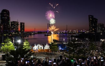 epa10383611 Fireworks lit the sky over the Bolte Bridge during New Year's Eve celebrations in Melbourne, Victoria, Australia, 31 December 2022.  EPA/DIEGO FEDELE  AUSTRALIA AND NEW ZEALAND OUT
