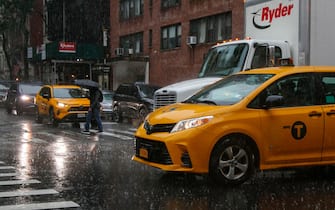epa10890880 Vehicles navigate the streets during heavy rain in New York, New York, USA, 29 September 2023. New York Governor Kathy Hochul declared a State of Emergency as flash flooding affects the New York City area due to heavy rain.  EPA/SARAH YENESEL