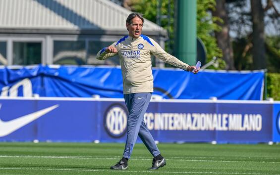 https://static.sky.it/editorialimages/8bc4e12522f2c27a7cdeaca361834abbe5fa55a9/skysport/it/calcio/champions-league/video/2025/05/27/psg-inter-formazione-news/Inzaghi_allenamento_Inter_IPA.jpg?im=Resize,width=565