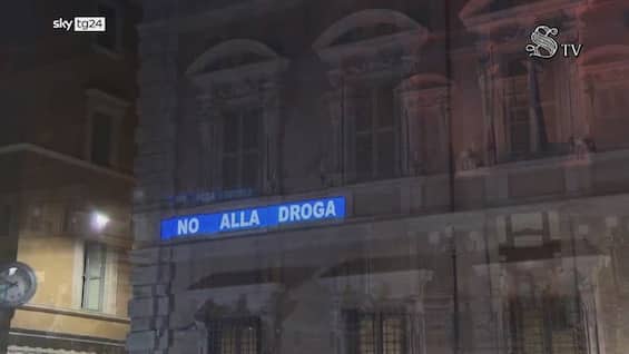 Giornata contro droghe, scritta "No droga" su Palazzo Madama