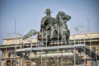 Sono stati ultimati i lavori di ripulitura della statua equestre di Vittorio Emanuele in piazza Duomo che era stata imbrattata dagli attivisti per il clima, Milano, 05 Ottobre 2023.   ANSA/MATTEO CORNER