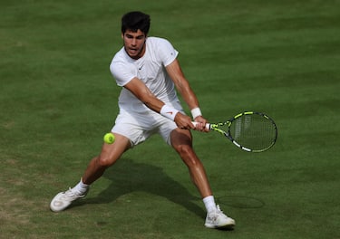 epa10749929 Carlos Alcaraz of Spain in action during the Men's Singles final match against Novak Djokovic of Serbia at the Wimbledon Championships, Wimbledon, Britain, 16 July 2023.  EPA/ISABEL INFANTES   EDITORIAL USE ONLY