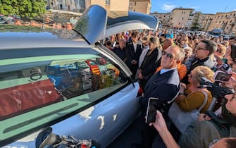 Folla di persone circonda la bara del calciatore Totò Schillaci al quartiere CEP di Palermo nel giorno del funerale, 20 settembre 2024 ANSA / Igor Petyx --- Crowd of people surround the coffin of footballer Totò Schillaci in the CEP district of Palermo on the day of the funeral, 20 september 2024 ANSA / Igor Petyx