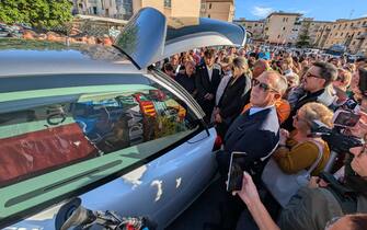 funerali totò schillaci Folla di persone circonda la bara del calciatore Totò Schillaci al quartiere CEP di Palermo nel giorno del funerale, 20 settembre 2024 ANSA / Igor Petyx --- Crowd of people surround the coffin of footballer Totò Schillaci in the CEP district of Palermo on the day of the funeral, 20 september 2024 ANSA / Igor Petyx