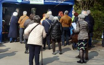 Anziani in fila per il vaccino influenzale