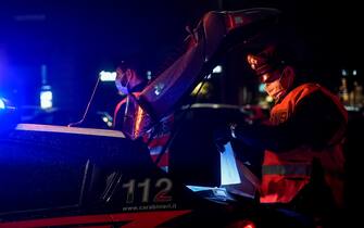 Milano, prima serata di coprifuoco: città deserta e presidiata dalle forze dell'ordine
Milano, prima serata di coprifuoco: città deserta e presidiata dalle forze dell'ordine