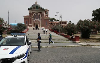 La chiesa di Ostia dove si svolgono i funerali dei bambini uccisi ad Ardea