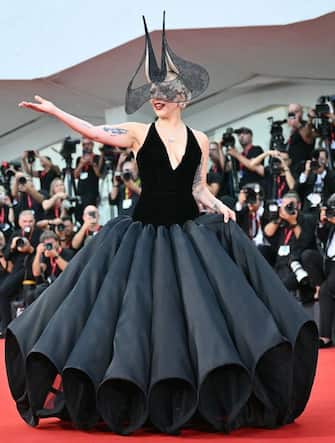 00-lady-gaga-venezia-red-carpet-getty - 1
