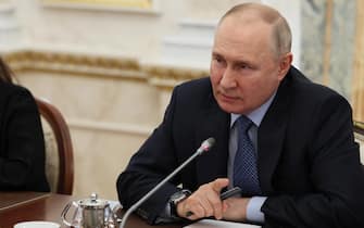 epa10688680 Russian President Vladimir Putin (R) chairs a meeting with Russian war journalists in Moscow, Russia, 13 June 2023.  EPA/GAVRIIL GRIGOROV / SPUTNIK / KREMLIN POOL MANDATORY CREDIT