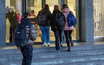 Gli studenti del IIS Benedetto Castelli ritornano a scuola dopo la pausa natalizia, Brescia, 7 gennaio 2022. ANSA/ DAVIDE BRUNORI