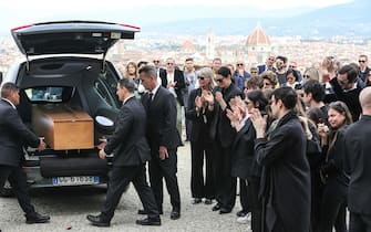 Firenze - Firenze, Basilica di San Miniato al Monte. Funerali dello stilista Roberto Cavalli.
Nella foto al centro la compagna di Cavali Sandra Nilsson
©Pietro Masini (FIRENZE - 2024-04-15, Pietro Masini) p.s. la foto e' utilizzabile nel rispetto del contesto in cui e' stata scattata, e senza intento diffamatorio del decoro delle persone rappresentate