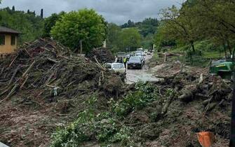 I danni causati dalla frana in una immagine pubblicata su Facebook dal sindaco metropolitano di Bologna Matteo Lepore che ha effettuato un sopralluogo nel territorio di Sasso Marconi, 20 maggio 2023. La frana ha travolto una trattoria e un maneggio. FACEBOOK MATTEO LEPORE +++ ATTENZIONE LA FOTO NON PUO' ESSERE PUBBLICATA O RIPRODOTTA SENZA L'AUTORIZZAZIONE DELLA FONTE DI ORIGINE CUI SI RINVIA +++ NPK +++