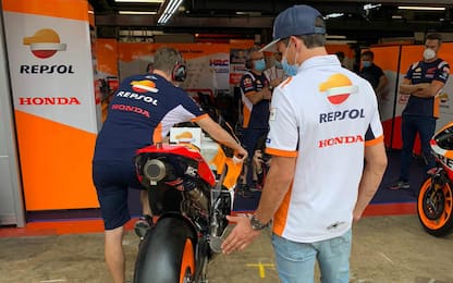 Barcellona, Marquez torna nel paddock. FOTO