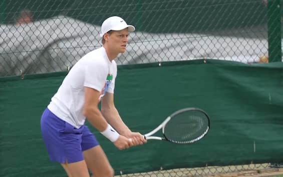https://static.sky.it/editorialimages/8c498f9d54b5dc119744a7b12928297ca0a40aaa/skysport/it/tennis/video/2025/07/02/sinner-wimbledon-allenamento-video/sinner_allenamento_stamp.jpg?im=Resize,width=565