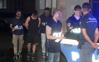 Jackson Jahir Lopez Trivino della banda MS13 accusato di aver aggredito con un machete un macchinista e un capotreno alla fermata VIllapizzone viene portato in carcere, Milano, 13 giugno 2015.  ANSA/STEFANO PORTA