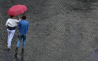 persone con l'ombrello